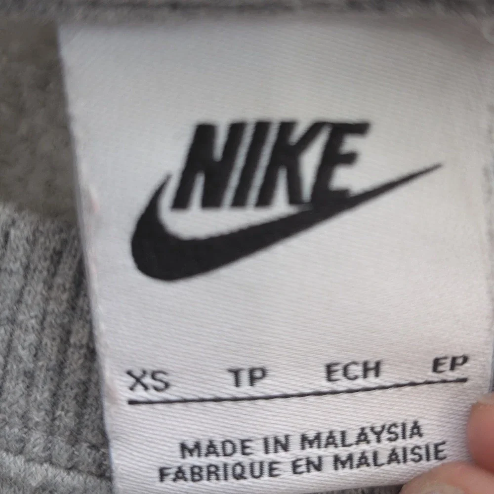 NIKE Center Swoosh Crewneck Sweatshirt Gray Relaxed Fit XS Athleisure Streetwear